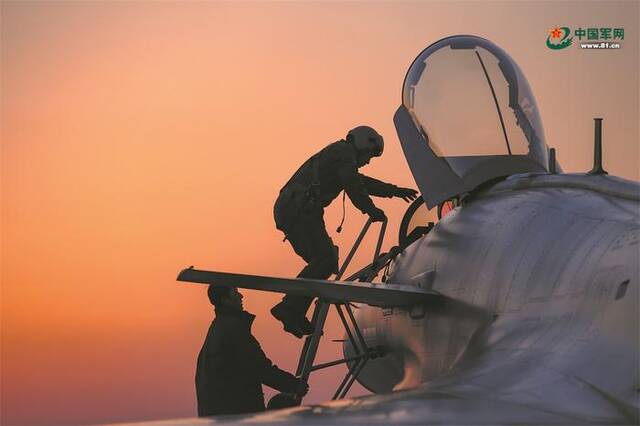 西部战区空军航空兵某部机械师正在进行机务保障。图为飞行前准备。