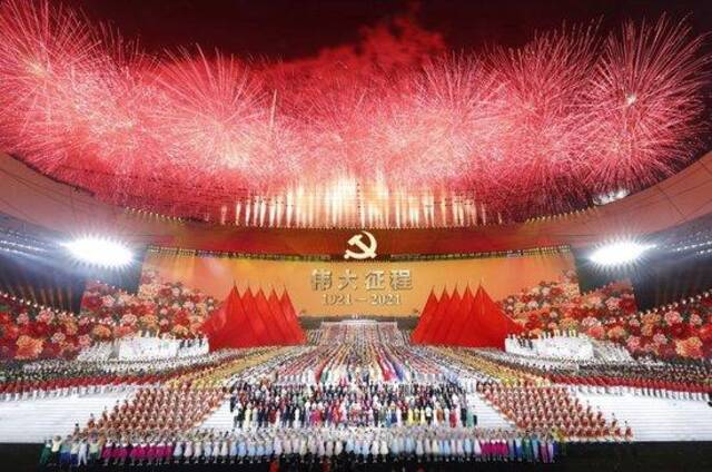 2021年6月28日晚，庆祝中国共产党成立100周年文艺演出《伟大征程》在北京国家体育场盛大举行。这是文艺演出结束，全场共同高唱《没有共产党就没有新中国》。新华社记者黄敬文摄