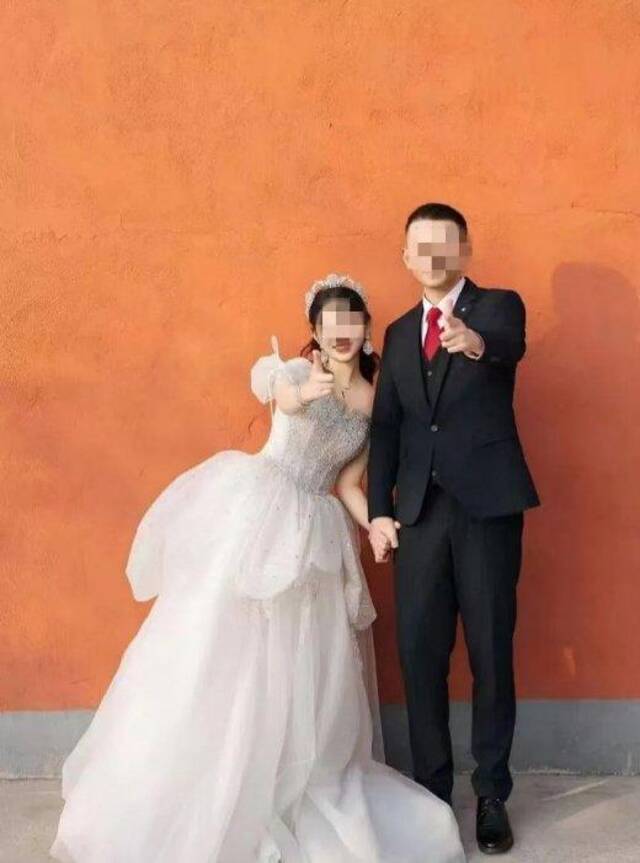 死者王越与妻子的婚纱照 受访者提供