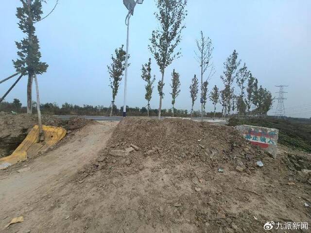 通往事发道路的小路土堆被推平。图/九派新闻杨冰钰