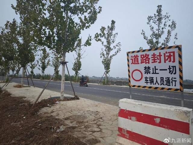 涉事道路仍有摩托车驶过。图/九派新闻黄家樑