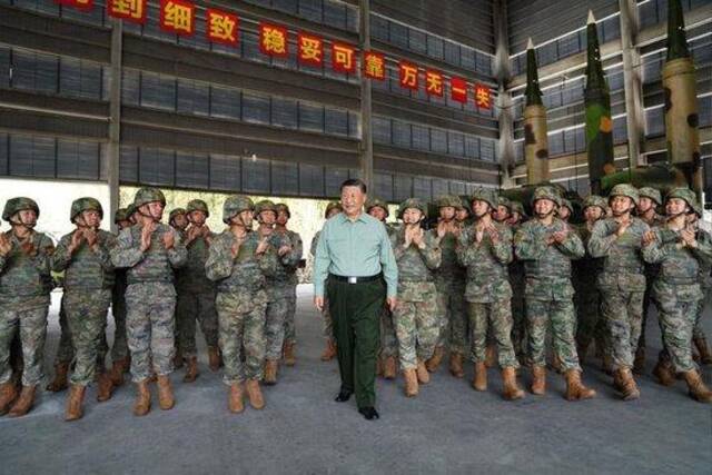 10月17日，中共中央总书记、国家主席、中央军委主席习近平到火箭军某旅视察。这是习近平在察看装备操作训练情况时，同官兵亲切交谈。新华社记者李刚摄