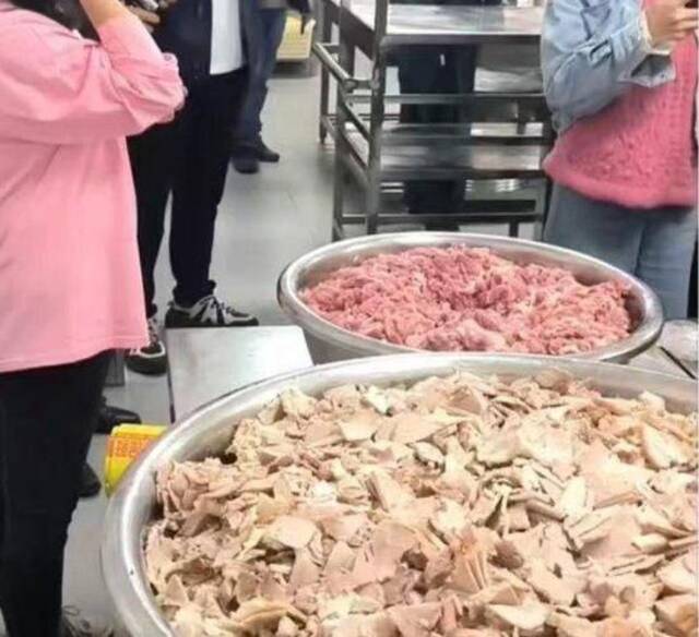 长丰学校食堂里的肉制品视频截图