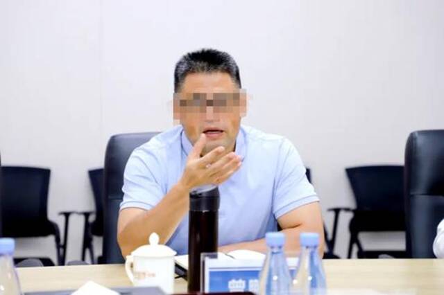 南宁一区长回应被指酒后搂抱他人妻子：不实消息