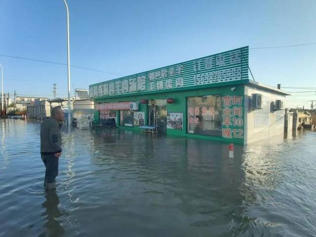 辽宁盘锦二界沟沿海部分街道遭遇海水倒灌（央广网发受访者供图）