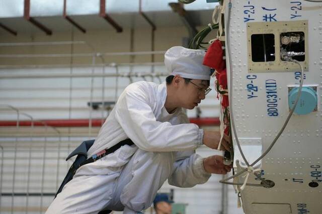 型号人员在发射场工作中