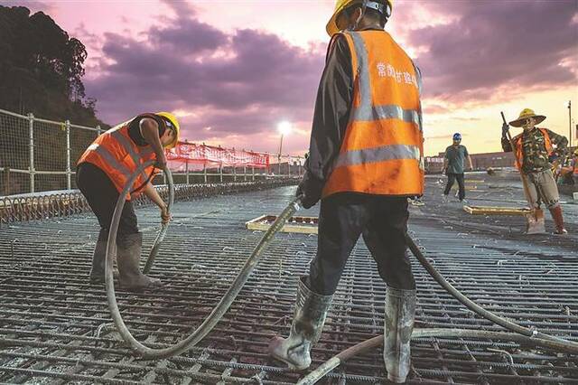 图为建设者在东莞路桥常虎高速改扩建项目莞樟互通浇筑全线首块现浇梁。新华社记者刘大伟摄