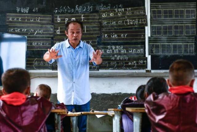 一个“微小学”里，老师给学生上课杨文斌摄