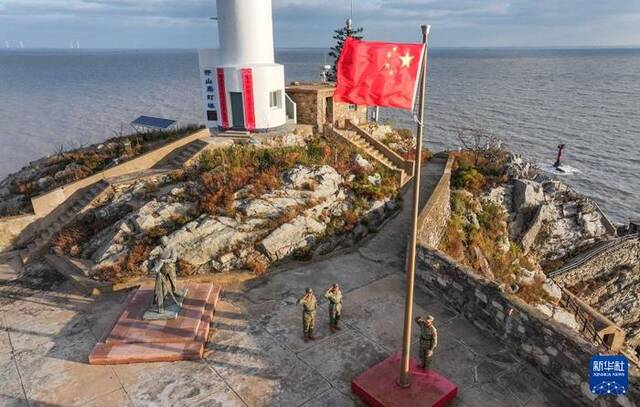 开山岛守岛民兵迎着朝阳举行升旗仪式（10月26日摄，无人机照片）。新华社记者吕帅摄