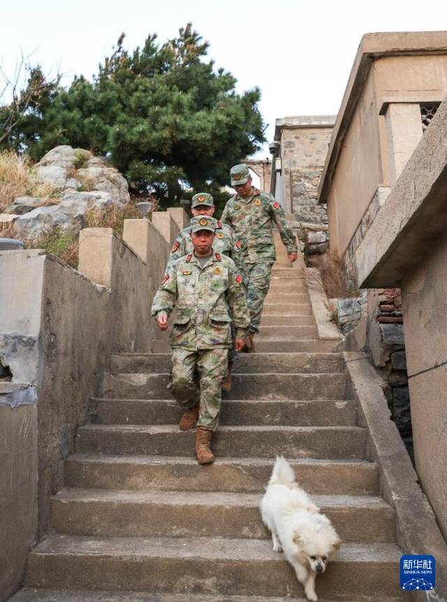 开山岛守岛民兵孙存东、王凯洋、李富明（从前至后）在巡岛路上（10月25日摄）。新华社记者吕帅摄