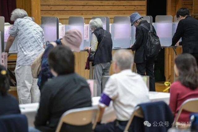 一觉醒来，日本政坛大地震