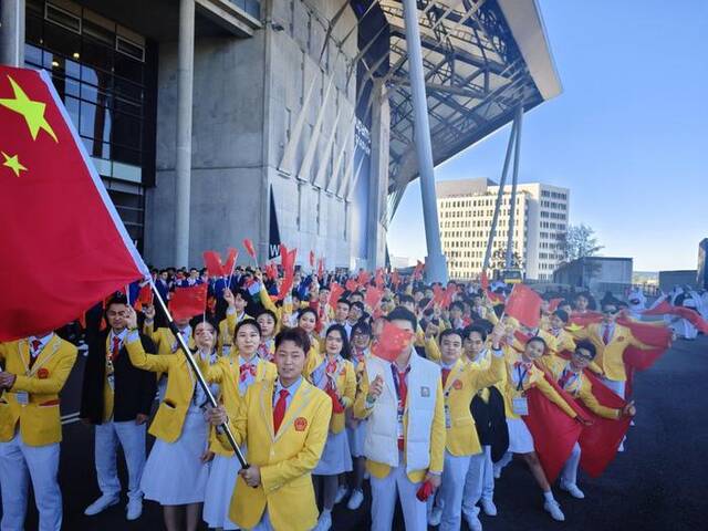 巴黎时间2024年9月16日，田飞鸿（居中执旗者）所在的中国代表队入场。受访者供图