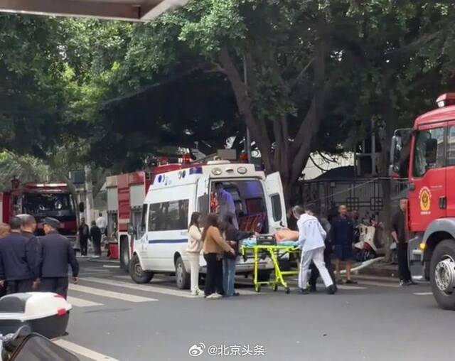 成都一临街商铺突发火灾，华西医院：已收治至少24人，有重伤者