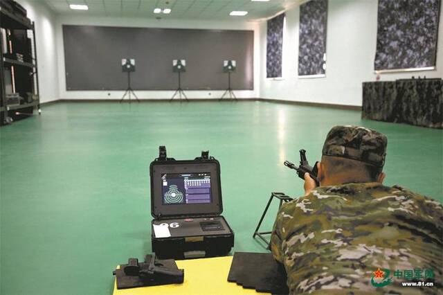 武警山东总队组织官兵进行基础训练。图为射击训练。张鑫磊摄