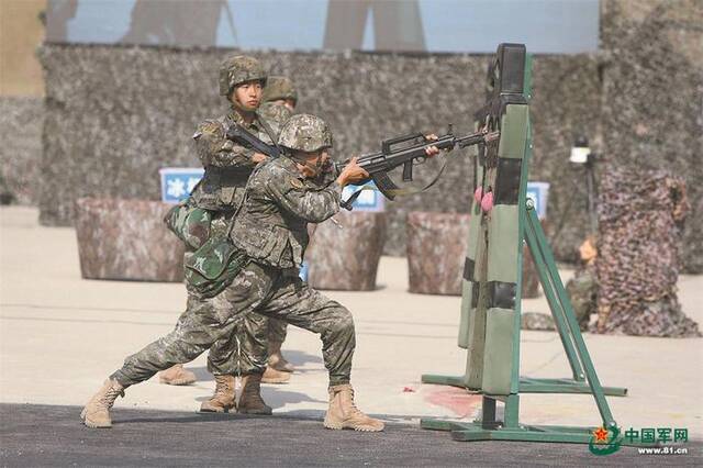 武警山东总队组织官兵进行基础训练。图为刺杀训练。吴亦恒摄