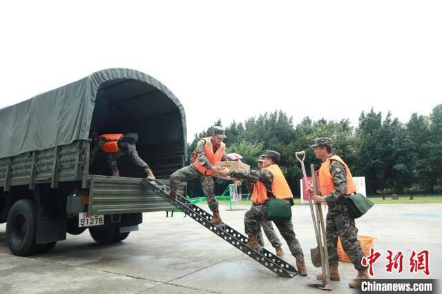 图为武警福州支队官兵在进行物资装运。王萌摄