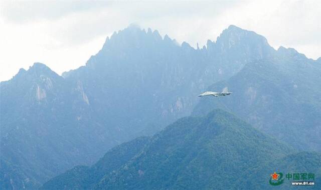 穿山越岭向战飞！空军航空兵某旅展开低空山谷飞行训练