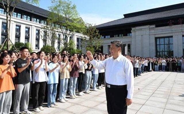 △2022年6月8日，习近平总书记在四川宜宾学院考察。