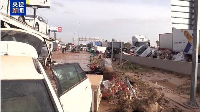 8小时下完1年的雨！211人已死亡，3名企业家和1位经济学家失联，大批车辆被冲走！遭遇毁灭性洪水，西班牙政府增派五千名士兵救灾