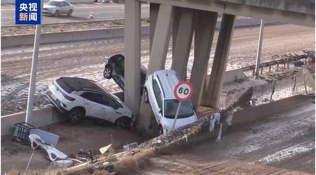 8小时下完1年的雨！211人已死亡，3名企业家和1位经济学家失联，大批车辆被冲走！遭遇毁灭性洪水，西班牙政府增派五千名士兵救灾