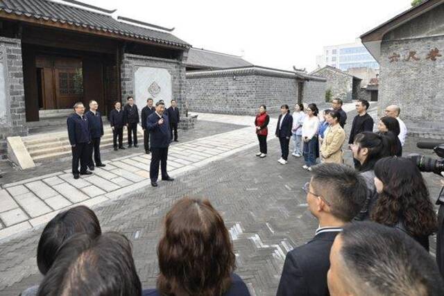 △2024年10月17日，习近平总书记在安徽省安庆桐城市六尺巷考察时，同当地居民和游客亲切交流。