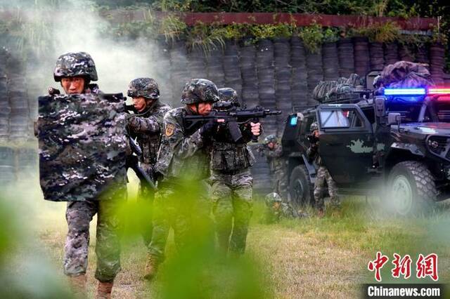 图为武警福建总队福州支队组织特战队员进行小队战术配合训练。王松青摄