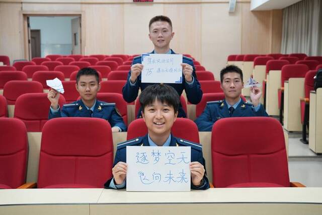 全国各地军校学员发来的特别祝福：人民空军生日快乐！