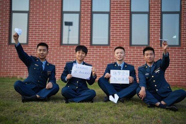 全国各地军校学员发来的特别祝福：人民空军生日快乐！