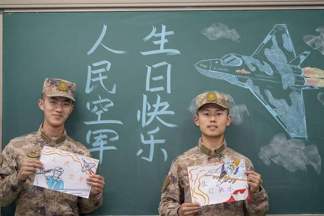 全国各地军校学员发来的特别祝福：人民空军生日快乐！