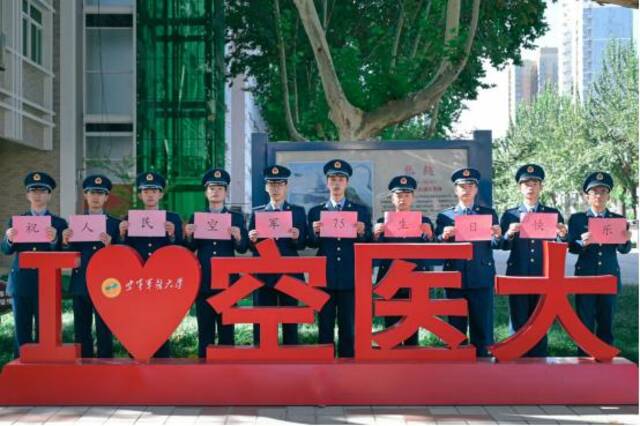 全国各地军校学员发来的特别祝福：人民空军生日快乐！