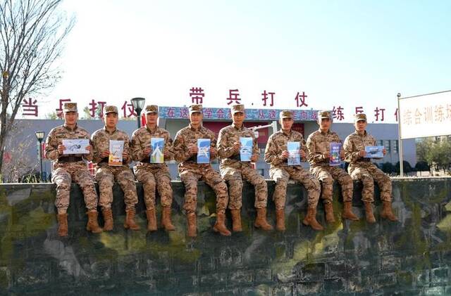 全国各地军校学员发来的特别祝福：人民空军生日快乐！