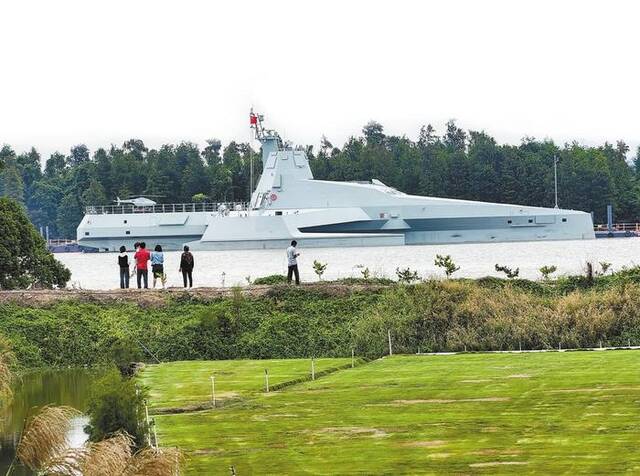 10日，大吨位隐形无人艇“虎鲸”在珠海航展首次公开亮相。（视觉中国）