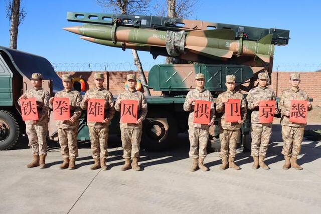 铁拳雄风，拱卫京畿。中部战区空军地导某旅官兵祝人民空军生日快乐！徐伟摄