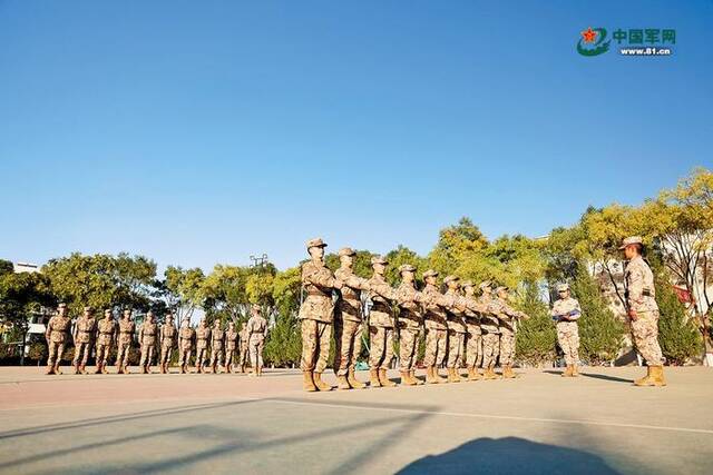 西部战区陆军某训练基地组织新兵进行队列考核。马驰摄