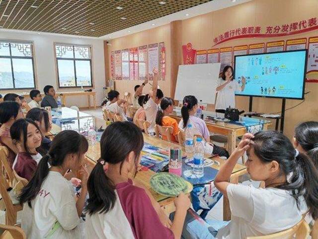 搬进“新家”后的栗子乡家庭教育互助会，孩子们跟着志愿者上戏曲课程。孙应霞/摄