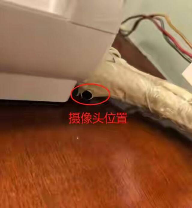 晓晨与男友入住酒店时发现的偷拍摄像头，藏在空调通风管位置。网络视频截图