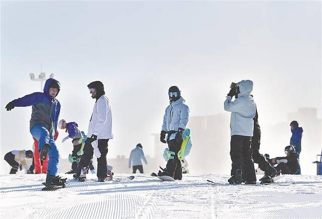 画里有话丨冰雪季点燃“热经济”